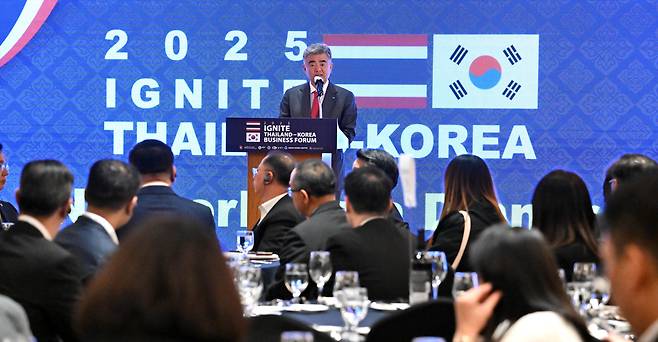 정원주 헤럴드미디어그룹·대우건설 회장이 23일 서울 중구 롯데호텔 서울 사파이어볼룸에서 열린 ‘2025 이그나이트 한·태 비즈니스 포럼’ 공식만찬에서 개회사를 하고 있다. 약 700여명의 한·태 양국 관료와 정치인·기업인이 참여한 가운데 22일부터 23일까지 이틀간 열린 ‘한·태 비즈니스 포럼’은 ‘초(超)불확실성의 시대’를 극복하기 위한 양국 정부 관계자와 기업인들의 혜안을 엿볼 수 있는 자리가 됐다.  이상섭 기자