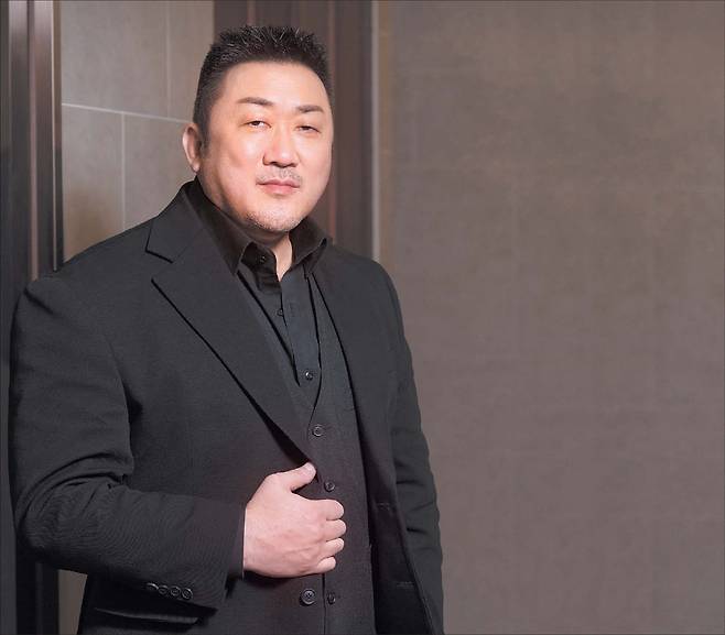 배우 마동석이 제작자이자 주연으로 참여한 영화 ‘거룩한 밤: 데몬헌터스’가 오는 30일 개봉을 앞두고 있다. 지난 24일 만난 마동석은 이 영화에 대해 “오컬트 영화에 ‘마동석’을 한 스푼 더한 영화”라고 했다. [롯데엔터테인먼트 제공]