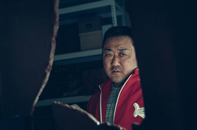 배우 마동석의 주특기인 ‘복싱’은 역시나 ‘거룩한 밤: 데몬헌터스’ 속 ‘바우’의 무기가 됐다. 그는 맨 주먹으로 통쾌하게 악마를 때려잡는 다크히어로가 됐다.    [롯데엔터테인먼트 제공]