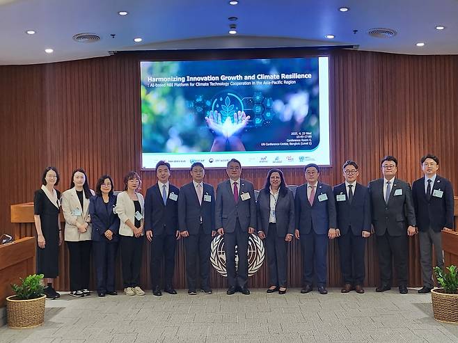 제81차 UNESCAP 총회공식 사이드 이벤트  참석자들이 기념촬영을 하고 있다.[STEPI 제공]