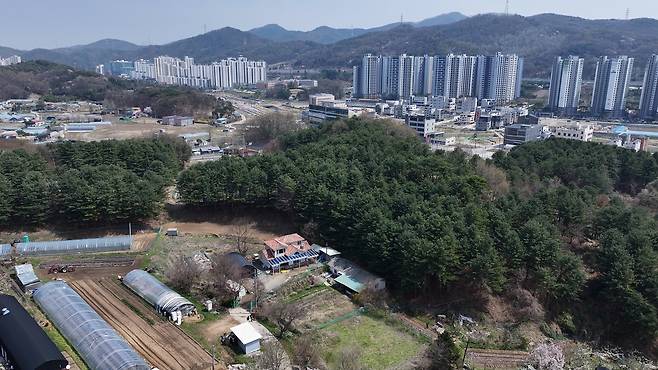 오는 5월 13일 4차 매각을 앞둔 경기도 의정부시 고산동 일원에 위치한 850평대 농지와 91평 규모의 주택은 고산신도시와 인접해있다. 이건욱 PD