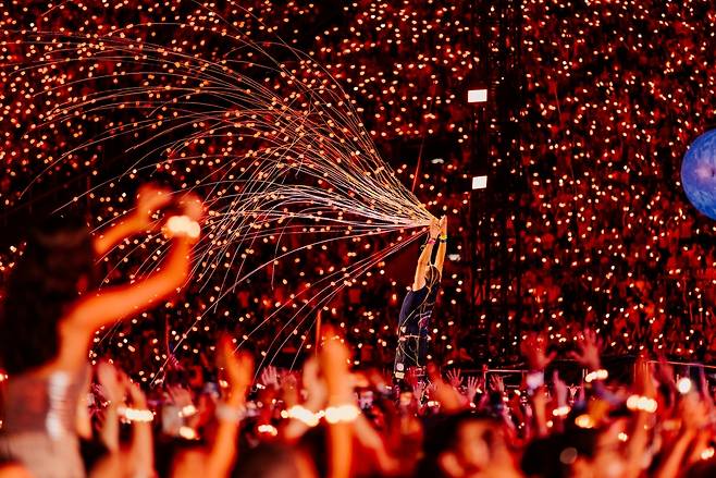 콜드플레이가 8년 만에 한국을 찾아 해외 가수 최대, 최다 규모의 공연을 연다. [라이브네이션 제공]