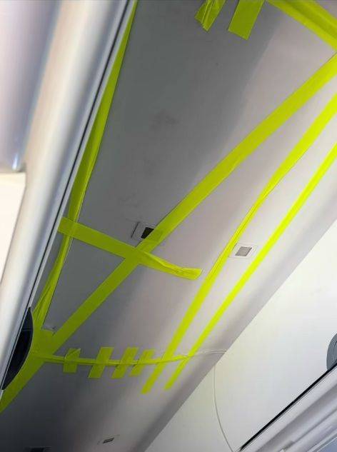 [뉴시스]비행 중 무너진 내부 천장에 대해 테이프로 임시 조치 해 둔 모습. (사진=콘텐츠 크리에이터 루카스 마이클 페인 틱톡) *재판매 및 DB 금지