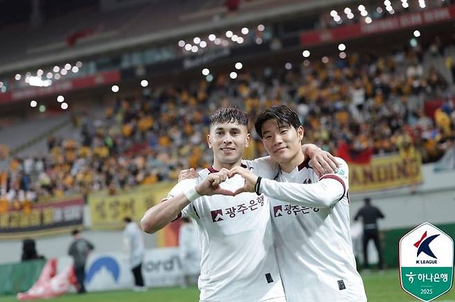 [서울=뉴시스] 프로축구 K리그1 광주FC의 헤이스와 박태준. (사진=한국프로축구연맹 제공)