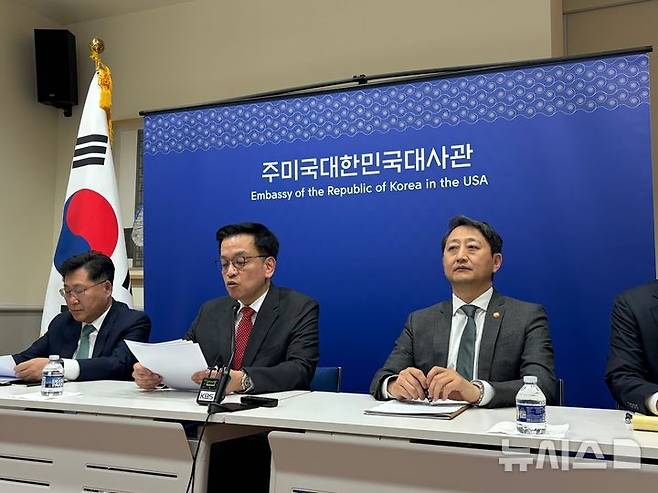 [워싱턴=뉴시스]이윤희 특파원 = 최상목 경제부총리 겸 기획재정부 장관과 안덕근 산업통상자원부 장관 등이 24일(현지 시간) 미국 워싱턴DC 주미대사관에서 한미 2+2 통상회담 결과를 브리핑하고 있다. 2025.04.25.