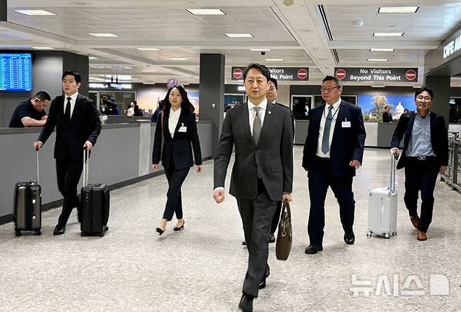 [워싱턴=뉴시스] 이윤희 특파원 = 안덕근 산업통상자원부 장관이 23일(현지 시간) 미국 워싱턴DC 인근 덜레스국제공항에 도착하고 있다. 안 장관은 이날부터 사흘간 미국에 머무르며 관세 관련 협의를 진행할 예정이다. 2025.04.24. sympathy@newsis.com