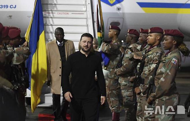 [프리토리아=AP/뉴시스] 볼로디미르 젤렌스키 우크라이나 대통령이 24일(현지 시간) 남아프리카공화국 행정 수도 프리토리아에 도착해 전용기에서 내리고 있다. 젤렌스키 대통령은 러- 우크라이나 정전의 중재역할을 하는 남아공을 방문해 시릴 라마포사 대통령과  비공개 회담을 했다. 2025.04.25.