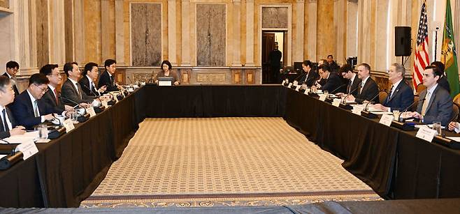 [서울=뉴시스] 김금보 기자 = 최상목 경제부총리 겸 기획재정부 장관과 안덕근 산업통상자원부 장관이 24일(현지시간) 미국 워성턴D.C. 재무부에서 열린 '한-미 2+2 통상협의(Trade Consultation)'에서 스콧 베센트 미국재무장관, 제이미슨 그리어 미국무역대표부(USTR) 대표와 회의를 하고 있다. (사진=기재부 제공) 2025.04.24. photo@newsis.com *재판매 및 DB 금지