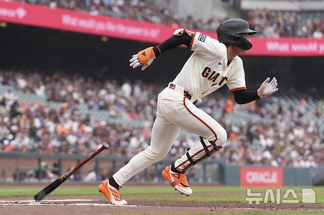 [샌프란시스코=AP/뉴시스] 샌프란시스코 자이언츠의 이정후가 24일(현지 시간) 미 캘리포니아주 샌프란시스코 오라클 파크에서 열린 2025 메이저리그 밀워키 브루어스와의 경기 1회 말 적시 2루타를 친 후 질주하고 있다. 이정후는 3타수 1안타 1타점 1득점 2볼넷을 기록했고 팀은 6-5로 승리했다. 2025.04.25.