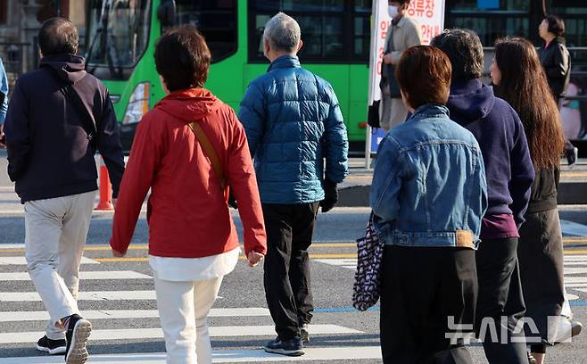 [서울=뉴시스] 이영환 기자 = 아침 기온이 떨어지며 비교적 쌀쌀한 날씨를 보인 25일 오전 서울 종로구 광화문네거리에서 외투를 걸친 시민들이 이동하고 있다. 2025.04.25. 20hwan@newsis.com