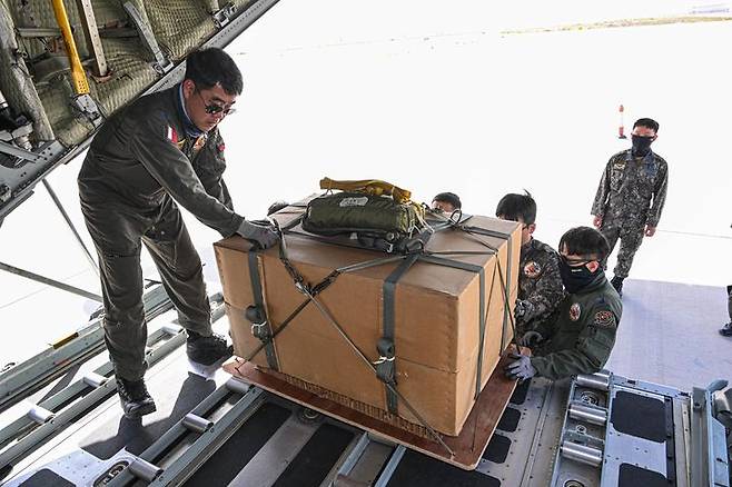 [서울=뉴시스] 공군은 지난 21일부터(현지 시간) UAE 알 다프라 공군기지에서 열리는 '2025 데저트 플래그'에 참가해 화물 투하, 비포장 활주로 착륙 훈련 등을 실시하고 있다. 24일에는 UAE군사훈련협력단(아크부대)과 처음으로 합동고공강하 훈련도 실시했다.사진은 화물투하 훈련에 쓰일 화물을 포장하고 있는 화물의장사들. (사진=공군 제공) 2025.04.25. photo@newsis.com *재판매 및 DB 금지