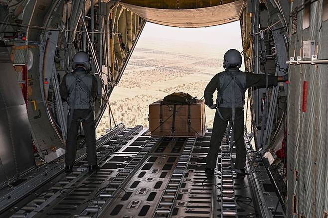 [서울=뉴시스] 공군은 지난 21일부터(현지 시간) UAE 알 다프라 공군기지에서 열리는 '2025 데저트 플래그'에 참가해 화물 투하, 비포장 활주로 착륙 훈련 등을 실시하고 있다. 24일에는 UAE군사훈련협력단(아크부대)과 처음으로 합동고공강하 훈련도 실시했다.사진은 C-130H 수송기 안에서 지상 목표 지점을 향해 화물을 투하하고 있는 화물의장사들. (사진=공군 제공) 2025.04.25. photo@newsis.com *재판매 및 DB 금지