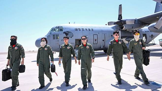 [서울=뉴시스] 공군은 지난 21일부터(현지 시간) UAE 알 다프라 공군기지에서 열리는 '2025 데저트 플래그'에 참가해 화물 투하, 비포장 활주로 착륙 훈련 등을 실시하고 있다. 24일에는 UAE군사훈련협력단(아크부대)과 처음으로 합동고공강하 훈련도 실시했다.사진은 훈련을 마친 C-130H 조종사들. (사진=공군 제공) 2025.04.25. photo@newsis.com *재판매 및 DB 금지