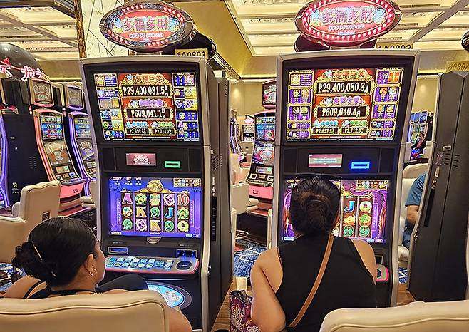 필리핀 마닐라의 한 카지노에 설치된 슬롯머신 게임. 아시아권에서는 테이블 게임이 인기가 높고 미국 라스베이거스는 슬롯머신 인기가 훨씬 높다.(사진=뉴시스) *재판매 및 DB 금지