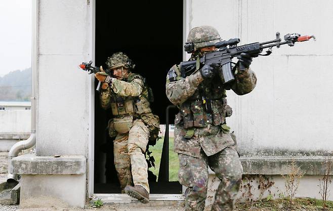 [서울=뉴시스] 영국이 수천명 규모로 구상했던 우크라이나 지상군 파견 계획 철회를 검토하고 있다고 더타임스가 24일(현지 시간) 보도했다. 사진은 2023년 10월 강원도 인제 육군 과학화전투훈련단에서 열린 연합 KCTC 훈련에 참여한 영국 육군. (사진=육군 제공) 2023.10.20. photo@newsis.com *재판매 및 DB 금지
