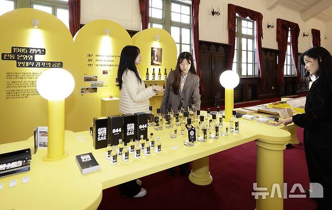 [서울=뉴시스] 최동준 기자 = 25일 서울 중구 문화역서울284에서 '서울백화점  Local to Seoul 100 Diaries' 전시가 열리고 있다.문화체육관광부와 한국공예·디자인문화진흥원이 구 서울역 개장 100주년을 기념해 마련한 이번 전시는 전국 각지의 생활문화 브랜드 100여 개를 한자리에 모아 지역 고유의 맛, 멋, 놀이 문화를 체험할 수 있도록 기획됐다. 2025.04.25. photocdj@newsis.com