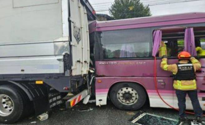 [이천=뉴시스] 22일 오후 2시53분께 경기 이천시 부발읍 45번 국도 도로변에서 공항버스가 25t 화물차를 추돌했다. (사진=경기도소방재난본부 제공) 2025.04.22. photo@newsis.com *재판매 및 DB 금지