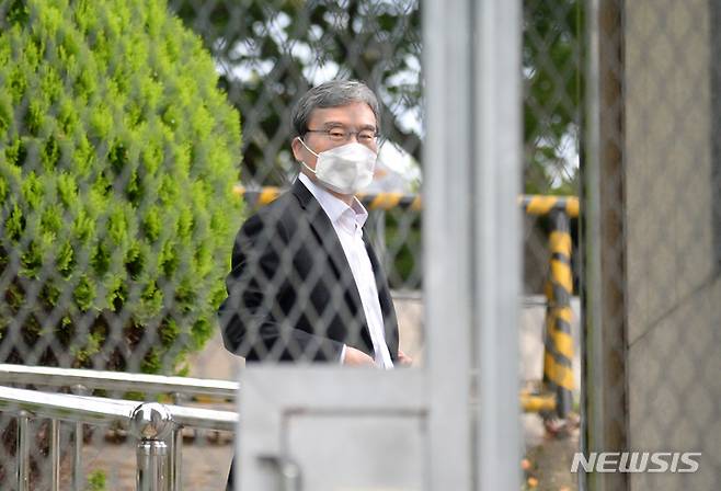 [전주=뉴시스] 이스타항공 자금 배임·횡령으로 전주교도소에 수감됐었던 이상직 전 의원이 지난 2022년 6월 30일 전북 전주시 전주교도소에서 보석으로 석방돼 장내를 빠져나오고 있다. (사진=뉴시스DB). 2025.04.25. photo@newsis.com