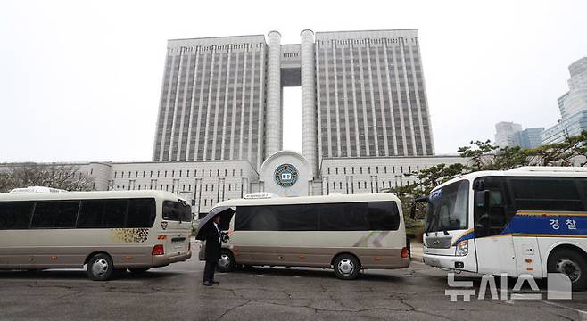 [서울=뉴시스] 사진공동취재단 = 내란 우두머리 혐의로 기소된 윤석열 전 대통령의 첫 정식 형사재판이 열린 지난 14일 오전 윤 전 대통령이 탑승한 차량이 서울 서초구 서울중앙지방법원 지하주차장으로 들어간 뒤 입구가 통제되고 있다. 2025.04.25. photo@newsis.com