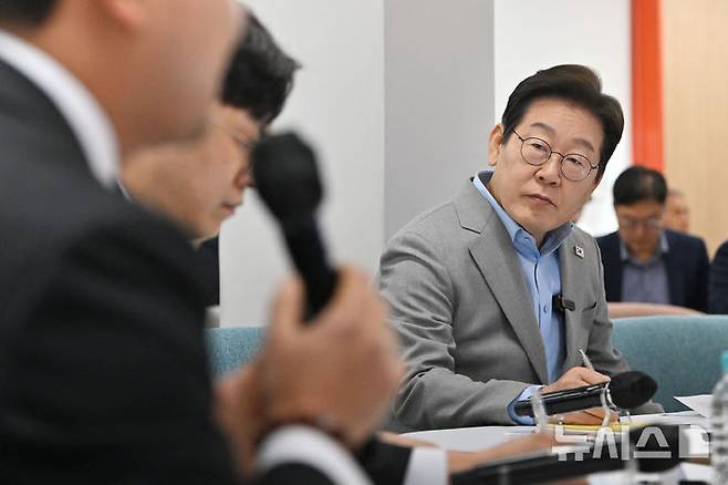 [나주=뉴시스] 이영주 기자 = 이재명 더불어민주당 대선 경선 후보가 25일 오전 전남 나주시 전남농업기술원에서 열리는 '미래농업 전초기지 호남' 농업과학기술 진흥 간담회에 참여해 청년 농업인들의 발언을 경청하고 있다. 2025.04.25. leeyj2578@newsis.com