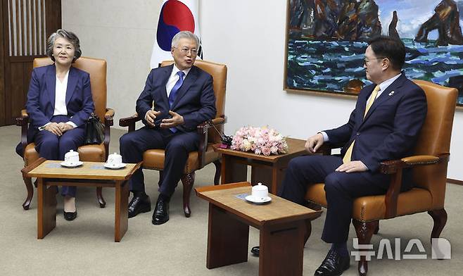 [서울=뉴시스] 국회사진기자단 = 우원식 국회의장이 25일 오후 서울 여의도 국회 의장실에서 4·27 판문점선언 7주년 기념식 참석차 국회를 방문한 문재인 전 대통령과 환담을 나누고 있다. 왼쪽은 김정숙 여사. 2025.04.25. photo@newsis.com