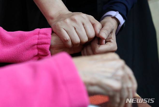 [서울=뉴시스] 홍효식 기자 =서울의 한 노인전문요양센터에서 입소자와 보호자가 손을 잡고 있다. 2022.04.30. yesphoto@newsis.com