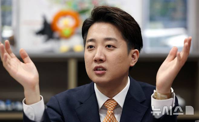 [서울=뉴시스] 조성우 기자 = 이준석 제21대 대통령 선거 개혁신당 대선후보가 18일 서울 여의도 국회 의원회관에서 뉴시스와 인터뷰를 하고 있다. 2025.04.19. xconfind@newsis.com