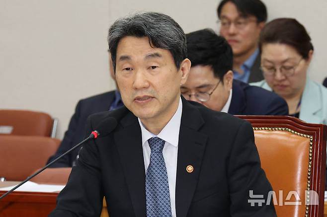 [서울=뉴시스] 권창회 기자 = 이주호 사회부총리 겸 교육부장관이 25일 서울 여의도 국회에서 열린 교육위원회 전체회의에서 의원질의에 답하고 있다. 2025.04.25. kch0523@newsis.com