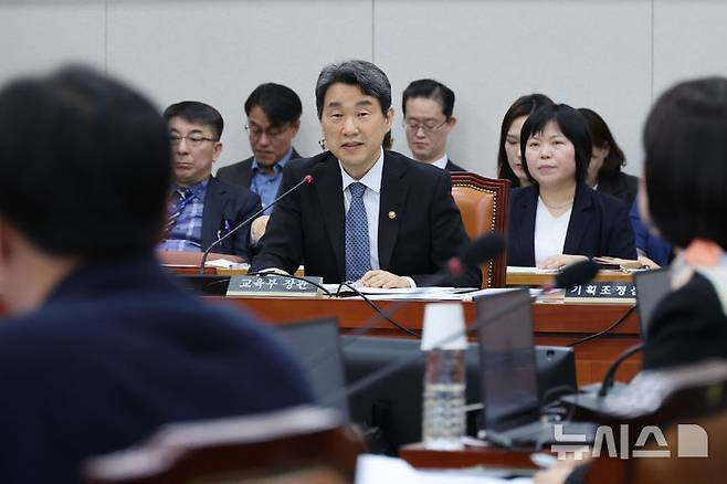 [서울=뉴시스] 권창회 기자 = 이주호 사회부총리 겸 교육부장관이 25일 서울 여의도 국회에서 열린 교육위원회 전체회의에서 의원질의에 답하고 있다. 2025.04.25. kch0523@newsis.com