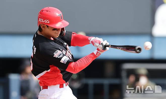 [서울=뉴시스] 김금보 기자 = 지난달 13일 오후 서울 송파구 잠실야구장에서 열린 2025 프로야구 두산 베어스와 KIA 타이거즈의 시범경기, 5회초 1사 주자없는 상황 KIA 김도영이 플라이를 치고 있다. 2025.03.13. kgb@newsis.com