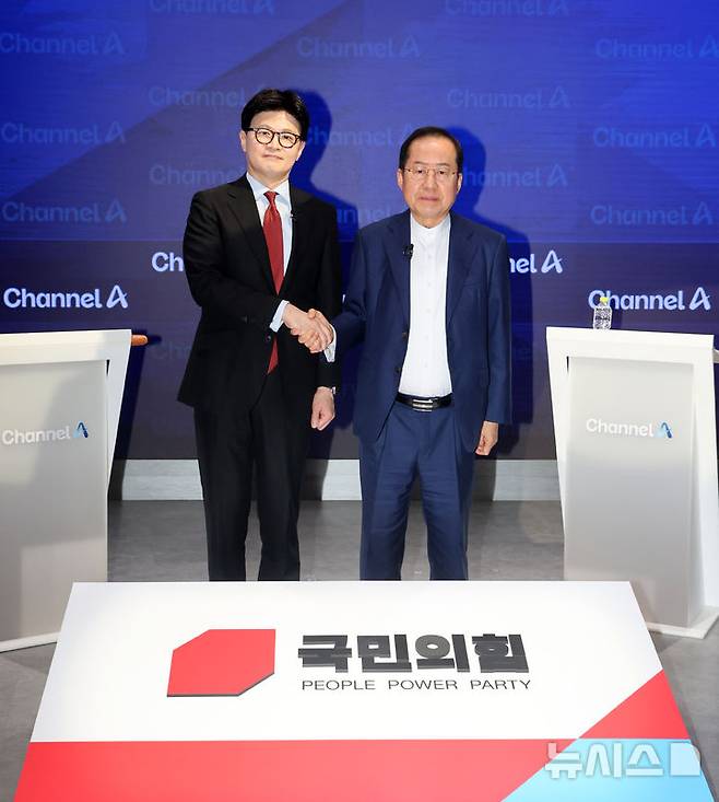 [서울=뉴시스] 국회사진기자단= 25일 오후 종로 동아미디어센터 채널A 오픈스튜디오에서 국민의힘 대선 2차 경선 진출자인 한동훈 홍준표(오른쪽) 후보가 방송 전 악수를 하고 있다. 2025.04.25. photo@newsis.com