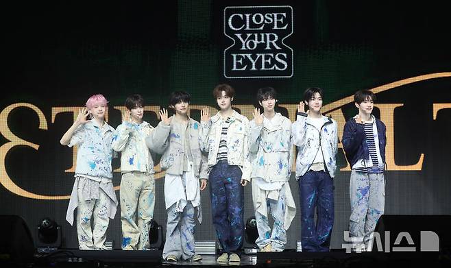 [서울=뉴시스] 김혜진 기자 = 그룹 클로즈 유어 아이즈가 2일 오후 서울 광진구 예스24라이브홀에서 열린 첫 번째 미니 앨범 '이터널티'(ETERNALT) 발매 기념 쇼케이스에서 포즈를 취하고 있다.클로즈 유어 아이즈는 JTBC 오디션 프로그램 '프로젝트 7'을 통해 결성된 그룹이다. 타이틀곡은 '내 안의 모든 시와 소설은'으로, 영감을 주는 상대방에 대한 마음을 표현한 서정적인 가사가 돋보이는 2000년대 레트로 알앤비(R&B)풍의 곡이다. 2025.04.02. jini@newsis.com