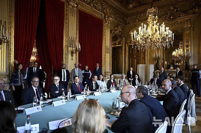 [파리=AP/뉴시스]마코 루비오 미 국무장관(왼쪽 가운중앙)과 장-노엘 바로 프랑스 외무장관(오른쪽)이 17일(현지시각) 파리에서 우크라이나와 우크라이나 안보에 관한 고위급 회의에 참석하고 있다. 루비오 장관은 18일 앞으로 며칠 안에 진전이 없을 경우 미국은 우크라이나 평화 노력으로부터 벗어날 준비가 돼 있을 것이라고 말했다. 2025.04.18.