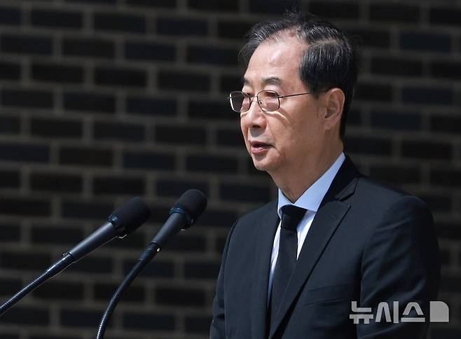 [대전=뉴시스] 고범준 기자 = 한덕수 대통령 권한대행 국무총리가 25일 대전 유성구 국립대전현충원에서 열린 제2회 순직의무군경의 날 기념식에서 기념사를 하고 있다. (대통령실통신사진기자단) 2025.04.25. bjko@newsis.com