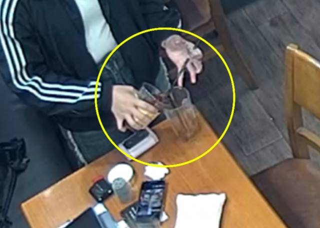 외부 음료를 매장 컵에 부어 마신 손님 [출처=온라인 커뮤니티]