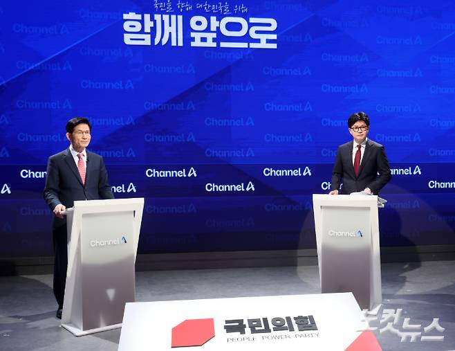 24일 서울 종로 동아미디어센터 오픈스튜디오에서 국민의힘 대선 2차 경선 진출자인 김문수(왼쪽), 한동훈 후보가 토론 준비를 하고 있다. 국회사진취재단
