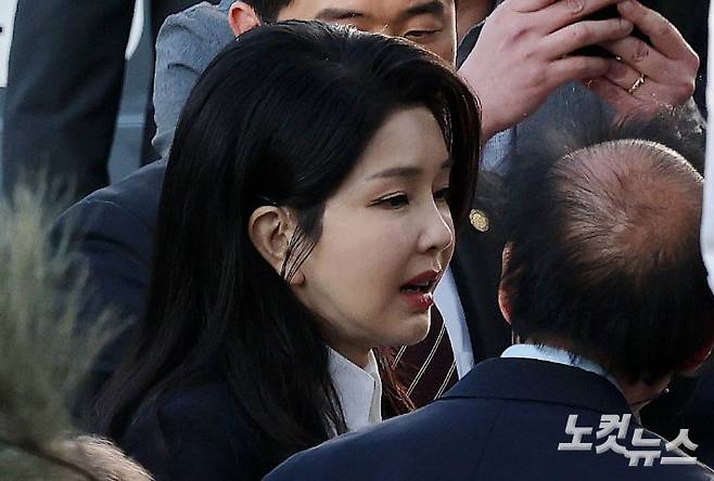 윤석열 전 대통령 부인 김건희 여사가 11일 한남동 관저를 퇴거해 사저인 서울 서초구 아크로비스타로 들어서고 있다. 황진환 기자