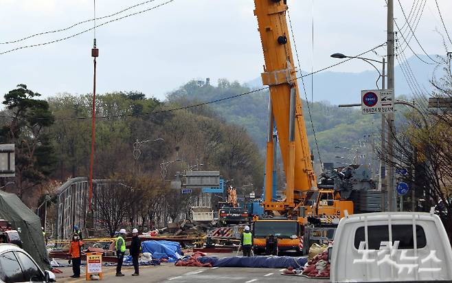 경기 광명시 신안산선 복선전철 5-2공구 붕괴 사고현장에서 119 구급대원과 경찰 등이 실종자 구조작업을 하고 있다. 황진환 기자