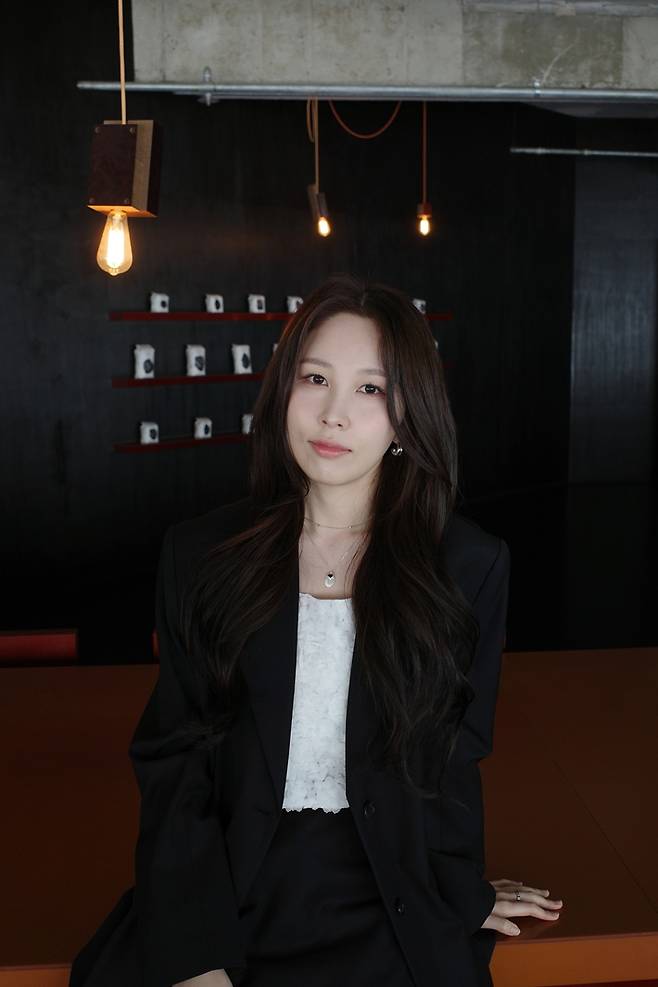 싱어송라이터 권진아가 정규 3집 '더 드리미스트' 음감회를 25일 오후 서울 서대문구의 한 카페에서 열었다. 어나더 제공