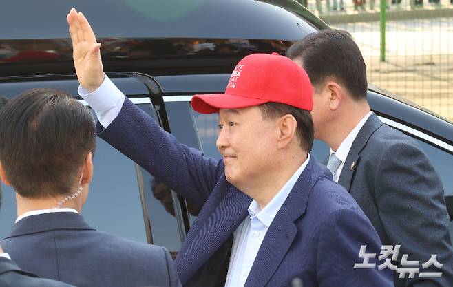 윤석열 전 대통령이 헌법재판소 파면 선고 후 7일만인 11일 오후 서울 용산구 한남동 관저를 떠나며 지지자들에게 손을 흔들며 인사하고 있다. 류영주 기자