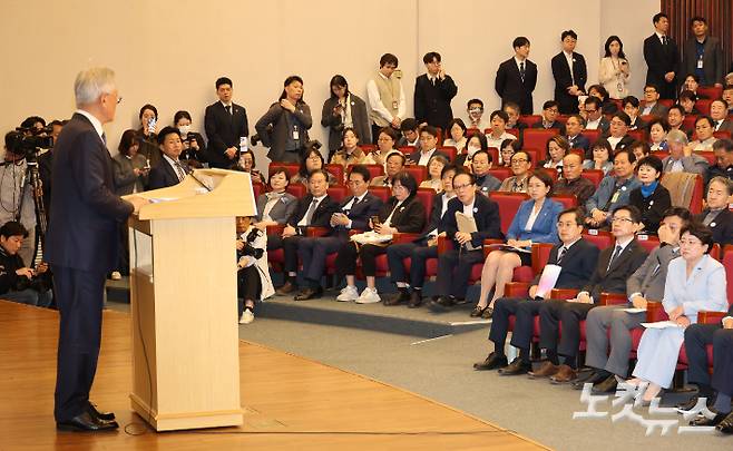 김동연, 김경수 제21대 대통령 선거 더불어민주당 경선 후보들이 25일 서울 여의도 국회도서관에서 열린 4.27 판문점선언 7주년 기념식에서 문재인 전 대통령의 기념사를 경청하고 있다. 윤창원 기자