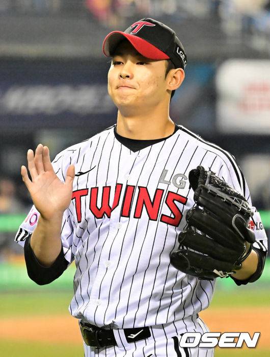 [OSEN=잠실, 민경훈 기자] 24일 오후 서울 잠실야구장에서 2025 신한 SOL Bank KBO리그 LG 트윈스와 NC 다이노스의 경기가 열렸다.홈팀 LG는 치리노스, 원정팀 NC는 라일리를 선발로 내세웠다.9회초를 마친 LG 김영우가 박수를 치며 덕아웃으로 향하고 있다. 2025.04.24 / rumi@osen.co.kr