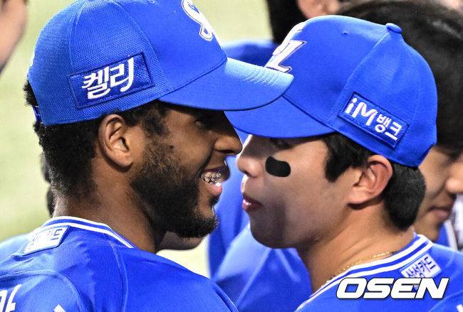 [OSEN=잠실, 지형준 기자] 17일 서울 잠실야구장에서 ‘2024 신한 SOL뱅크 KBO 포스트시즌’ 플레이오프 3차전 LG 트윈스와 삼성 라이온즈의 경기가 열렸다.LG는 임찬규, 삼성은 황동재를 3차전 선발 투수로 내세웠다.삼성 디아즈, 김영웅이 경기를 준비하고 있다. 2024.10.17 / jpnews@osen.co.kr