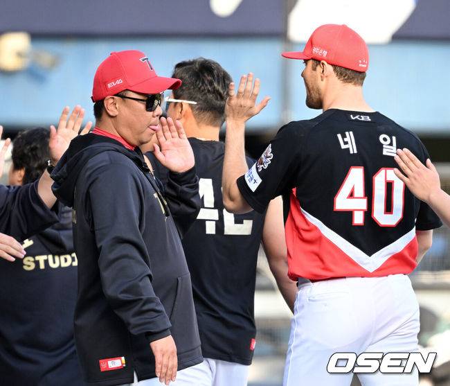 [OSEN=잠실, 이대선 기자] 챔피언이 드디어 깨어난다.&nbsp;프로야구 KIA 타이거즈는 20일 서울 잠실구장에서 열린 2025 신한 SOL뱅크 KBO리그 두산 베어스와의 시즌 3차전에서 6-2로 승리했다.&nbsp;KIA는 2연승을 달리며 주중 KT 위즈 3연전에 이어 2연속 위닝시리즈에 성공했다. 시즌 11승 12패. 반면 2연패에 빠진 두산은 9승 13패가 됐다.&nbsp;경기 종료 후 KIA 이범호 감독이 네일과 승리의 기쁨을 나누고 있다. 2025.04.20 /sunday@osen.co.kr