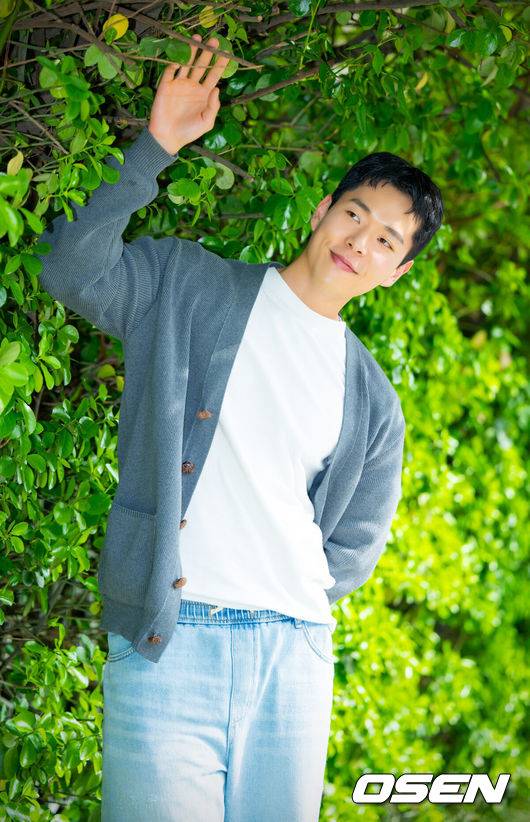 [OSEN=민경훈 기자] 배우 주연우가 최근 서울 마포구 합정동 OSEN 사옥에서 인터뷰를 가졌다.주연우는 지난 12일 종영한 SBS 금토드라마 ‘보물섬’에서 비선 실세 염장선(허준호 분)의 오른팔 천구호 역을 맡아 열연을 펼쳤다.배우 주연우가 카메라 앞에서 포즈를 취하고 있다. 2025.04.21 / rumi@osen.co.kr