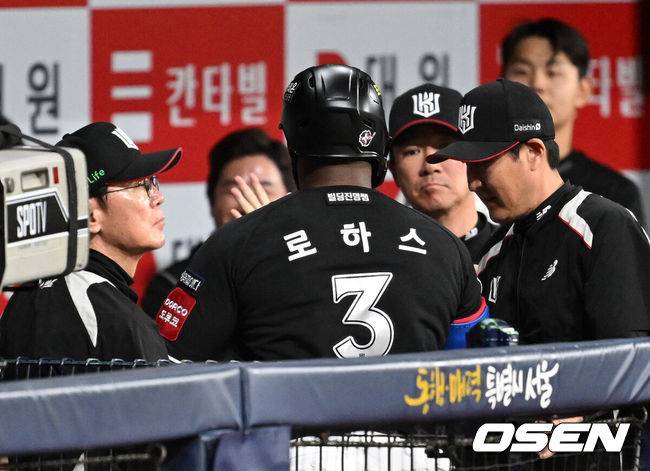 [OSEN=고척, 이대선 기자] 19일 오후 서울 고척스카이돔에서 2025 신한 SOL Bank KBO리그 키움 히어로즈와 KT 위즈의 경기가 열렸다.키움은 김선기, KT 소형준을 선발 투수로 내세웠다.1회초 무사에서 KT 로하스가 좌월 솔로 홈런을 치고 더그아웃에서 환호하고 있다. 2025.04.19 /sunday@osen.co.kr