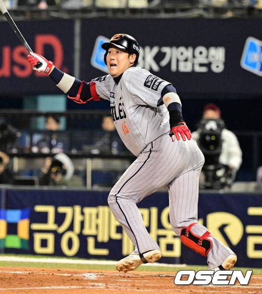 [OSEN=잠실, 지형준 기자] 10일 오후 서울 잠실야구장에서 2025 신한 SOL Bank KBO리그 두산 베어스와 한화 이글스의 경기가 열렸다.이날 두산은 잭로그, 한화는 와이스를 선발로 내세웠다.6회말 2사 2루에서 한화 하주석이 3루 내야안타를 날리고 있다. 2025.04.10 / jpnews@osen.co.kr