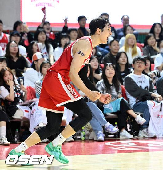 [OSEN=잠실, 이대선 기자] 25일 오후 서울 잠실학생체육관에서 2024~2025시즌 KCC 프로농구 4강 PO(5전3승제) 2차전 서울 SK와 수원 KT의 경기가 열렸다. 정규리그에서 KT에 5승 1패로 강했던 SK가 1차전에서 65-61로 승리했다.4강 PO 1차전 승리 팀은 54회 중 42회(77.8%) 챔피언결정전에 진출했다.3쿼터 SK 안영준이 3점슛을 성공시키고 환호하고 있다. 2025.04.25 /sunday@osen.co.kr