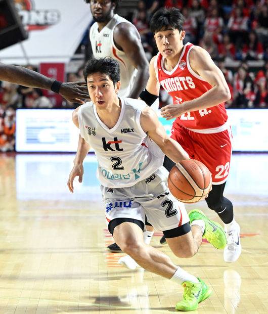 [OSEN=잠실, 이대선 기자] 25일 오후 서울 잠실학생체육관에서 2024~2025시즌 KCC 프로농구 4강 PO(5전3승제) 2차전 서울 SK와 수원 KT의 경기가 열렸다. 정규리그에서 KT에 5승 1패로 강했던 SK가 1차전에서 65-61로 승리했다.4강 PO 1차전 승리 팀은 54회 중 42회(77.8%) 챔피언결정전에 진출했다.2쿼터 KT 허훈이 드리블 돌파를 시도하고 있다. 2025.04.25 /sunday@osen.co.kr