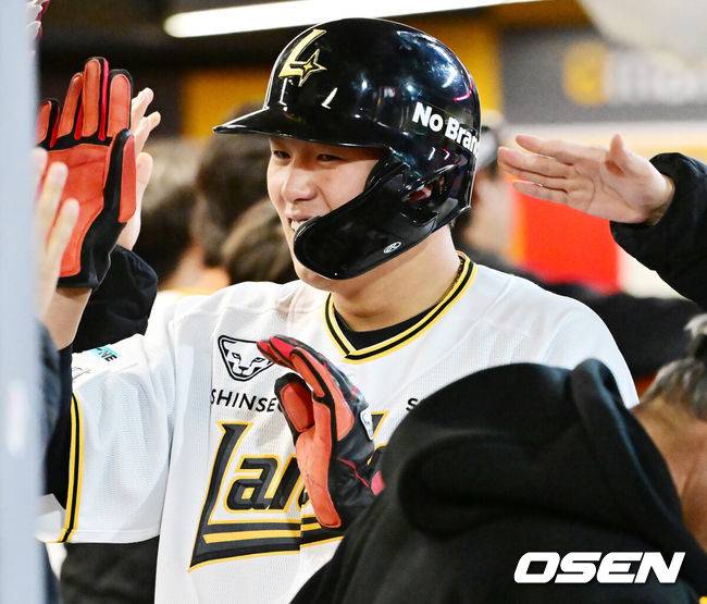 [OSEN=인천, 민경훈 기자] 25일 오후 인천 SSG랜더스필드에서 ‘2025 신한 SOL Bank KBO리그’ SSG 랜더스와 키움 히어로즈의 경기가 열렸다.이날 홈팀 SSG는 박종훈, 원정팀 키움은 김선기를 선발로 내세웠다.6회말 2사 주자 만루 SSG 김성현의 우익수 앞 2타점 적시타때 조형우가 홈으로 몸을 날려 동점 득점을 올린 후 덕아웃에서 기뻐하고 있다. 2025.04.25 / rumi@osen.co.kr